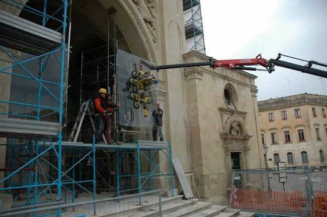 Steel structure and glass panels