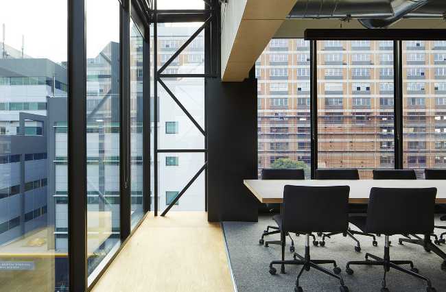 Uffici con pareti vetrate