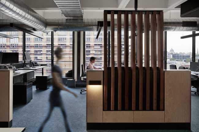 Interni con postazioni in legno