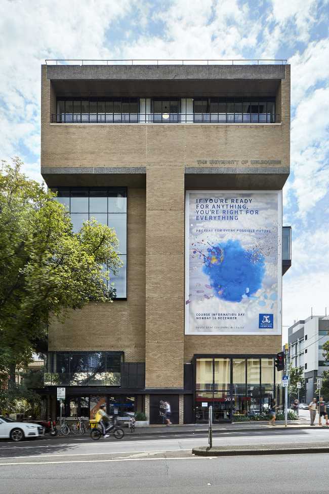 Esterno in pietra e vetro