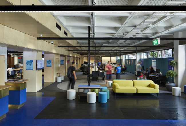 Interno industriale con divani colorati