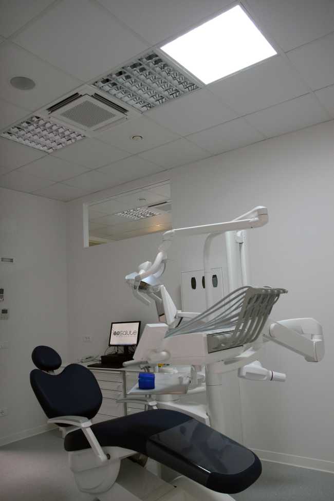 Studio odontoiatrico naturalmente illuminato