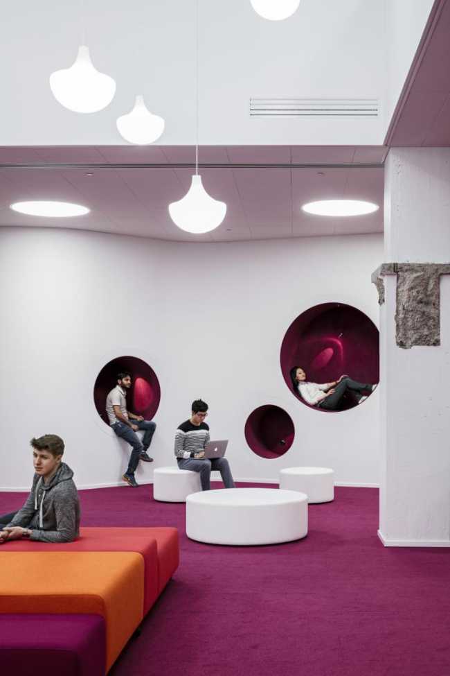 Bibliothèque réaménagée en Finlande. Nouveaux espaces pour les médias, la détente et le coworking