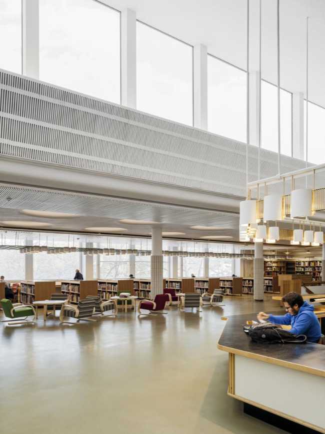 Bibliothèque réaménagée en Finlande. Nouveaux espaces pour les médias, la détente et le coworking