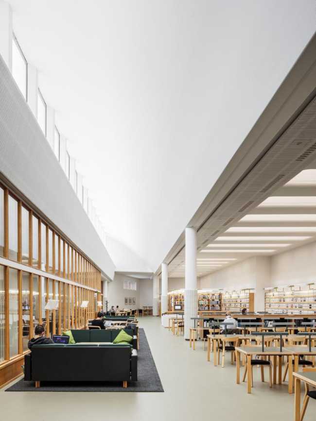 Bibliothèque réaménagée en Finlande. Nouveaux espaces pour les médias, la détente et le coworking