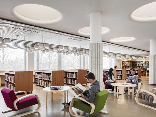 Bibliothèque réaménagée en Finlande. Nouveaux espaces pour les médias, la détente et le coworking