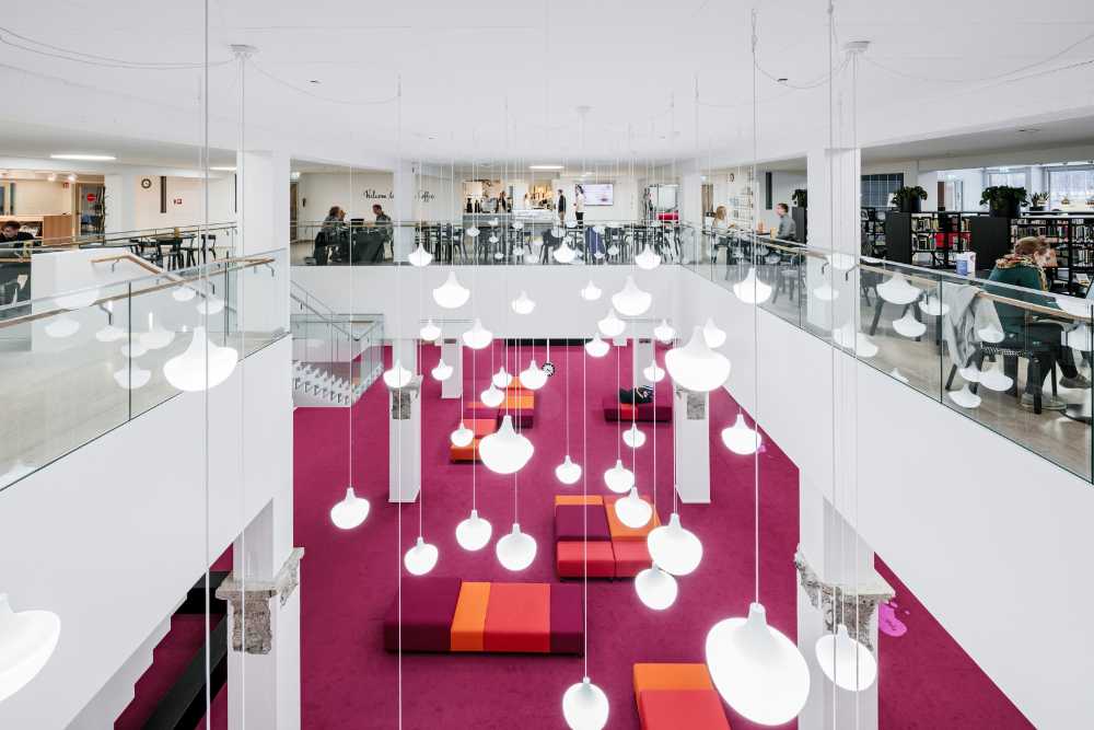 Espacio de doble altura de color blanco y fucsia