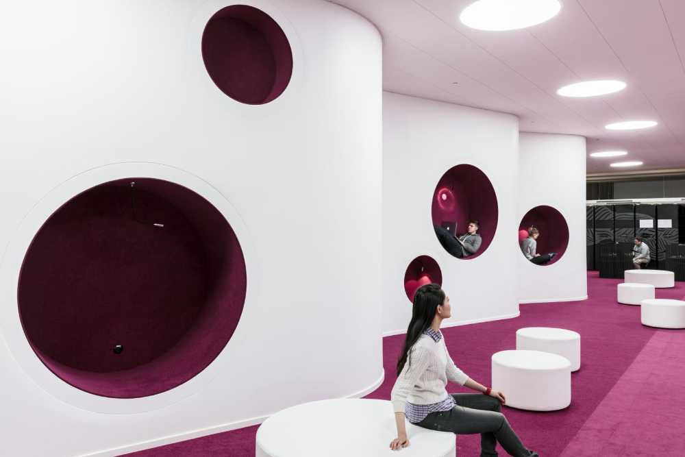 Espacio de doble altura de color blanco y fucsia