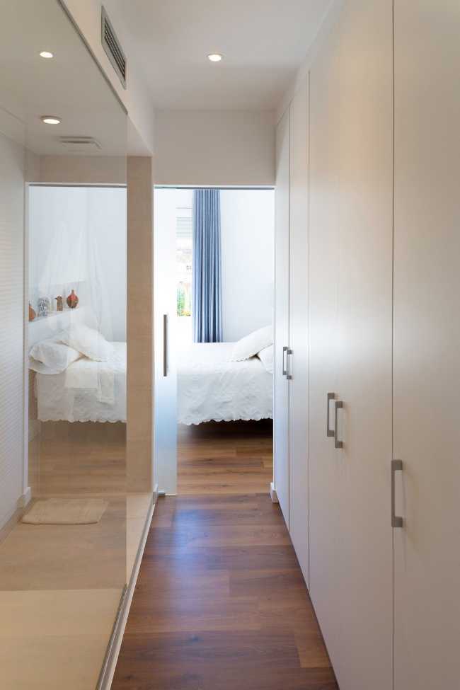 Pasillo para dormitorio con vidrio y mueble blanco