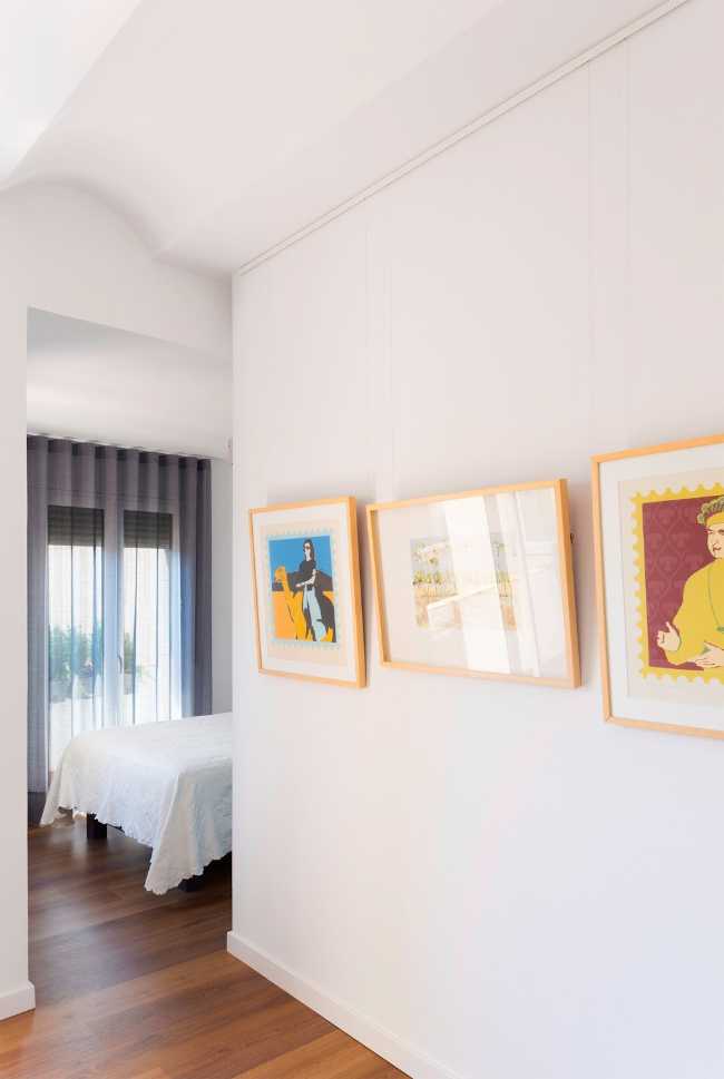 Pared blanca con cuadros