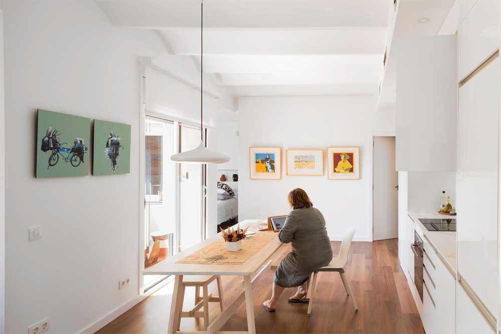 Mesa de comedor y cocina blanca