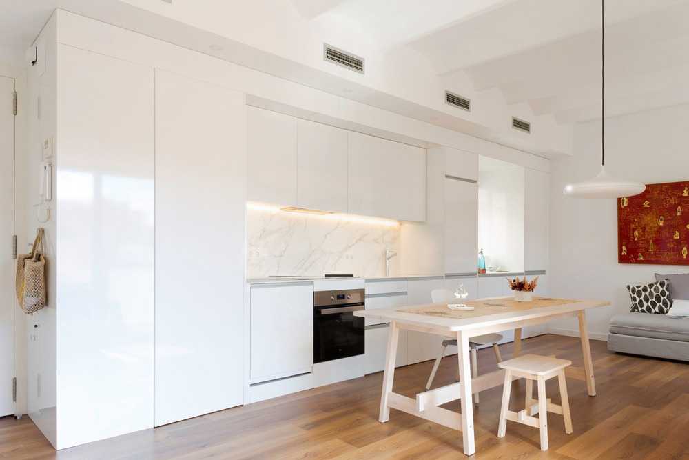 Mesa de comedor y cocina blanca