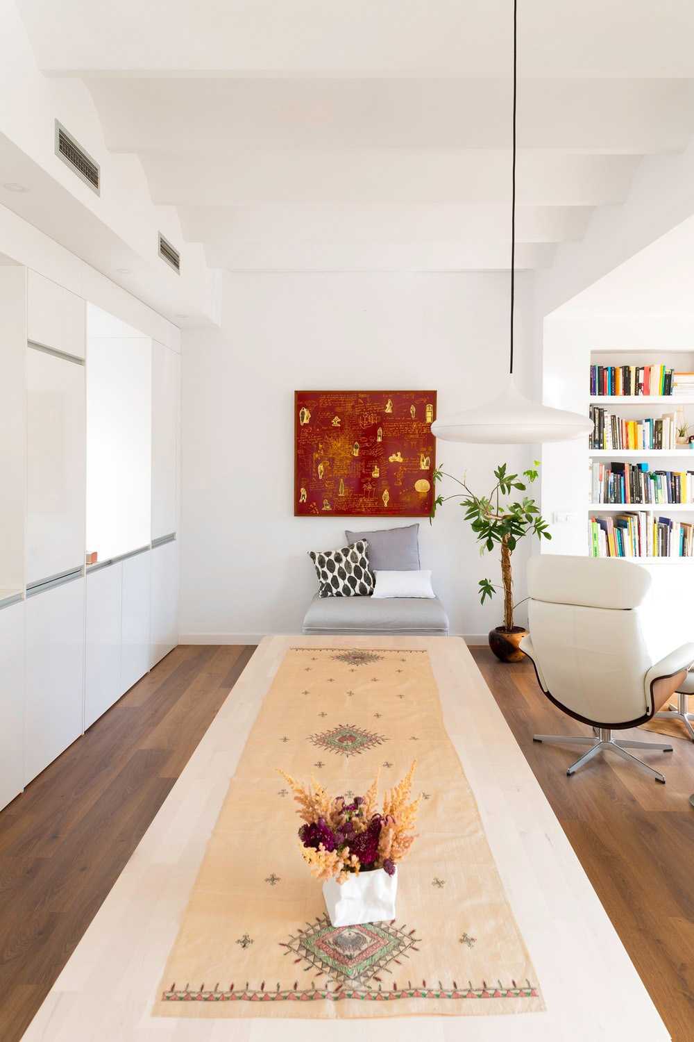 Mesa de comedor y cocina blanca