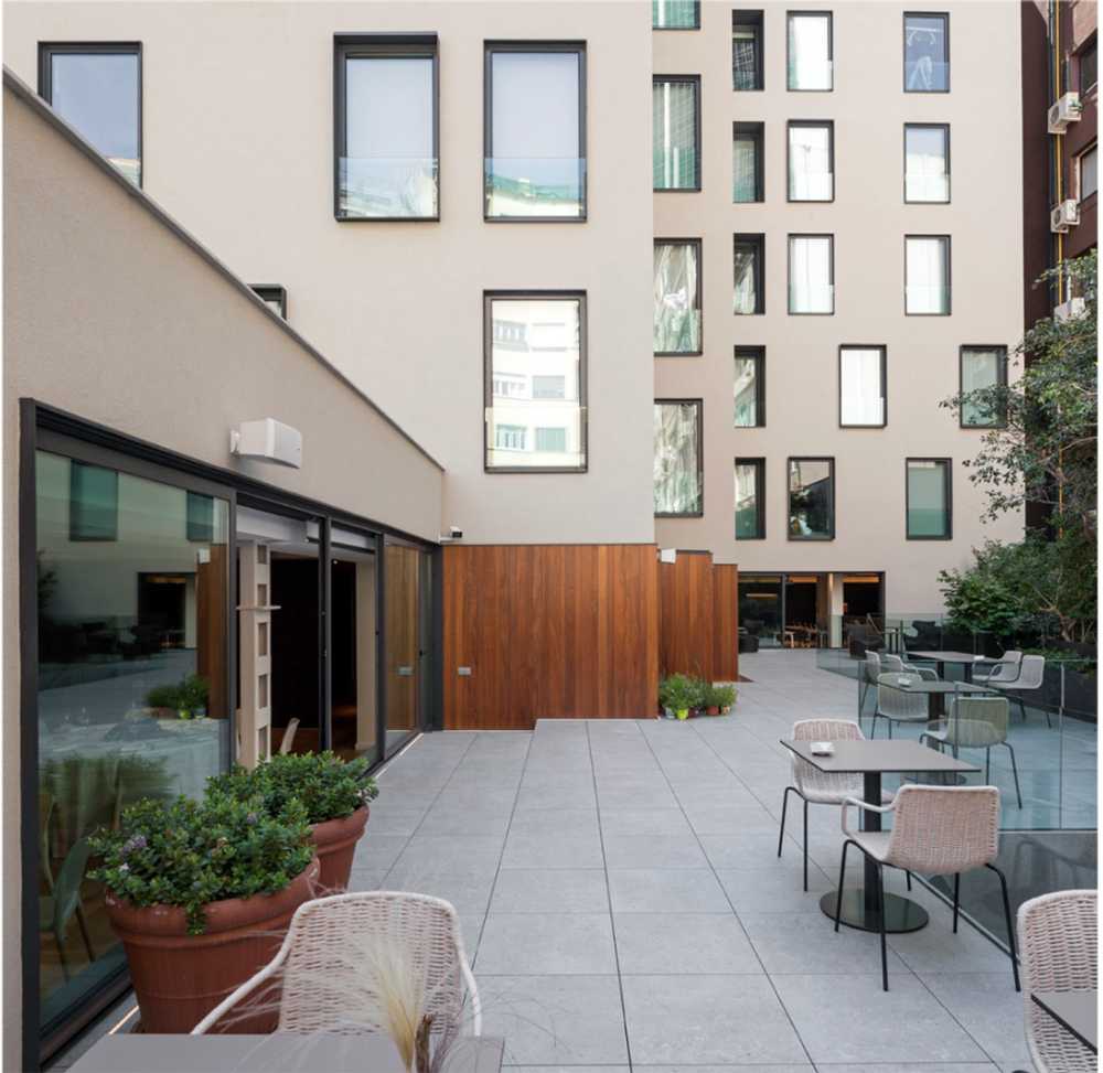 Renovated facade with wooden frames that break the rhythm