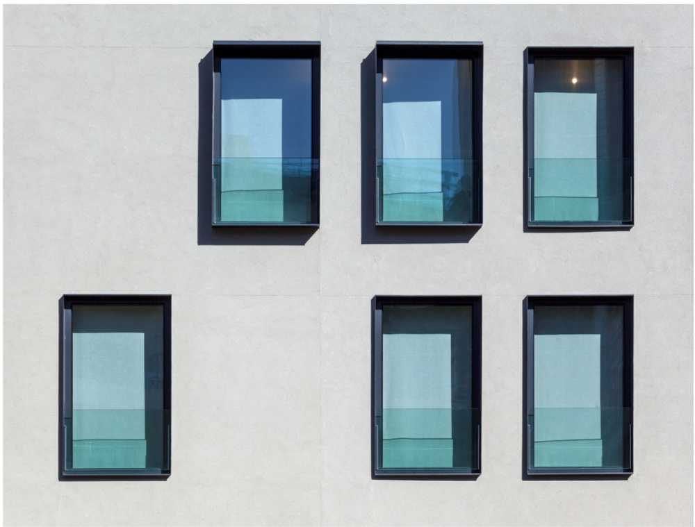 Renovated facade with wooden frames that break the rhythm