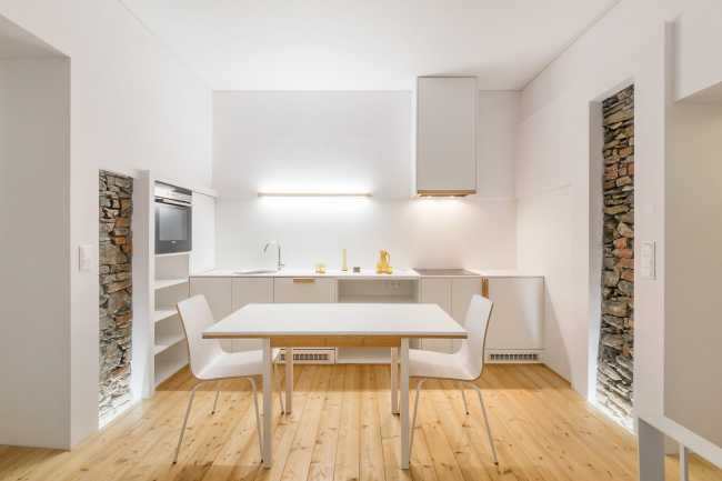 Interior blanco con parquet
