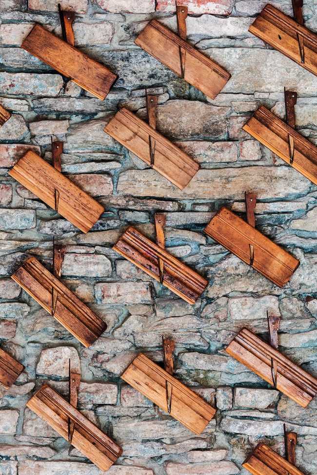 Pared de piedra y madera