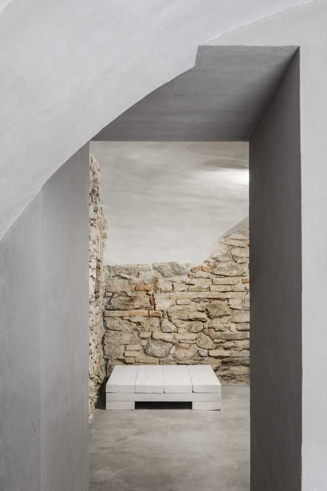 Interior apartamento medieval de piedra con bóvedas