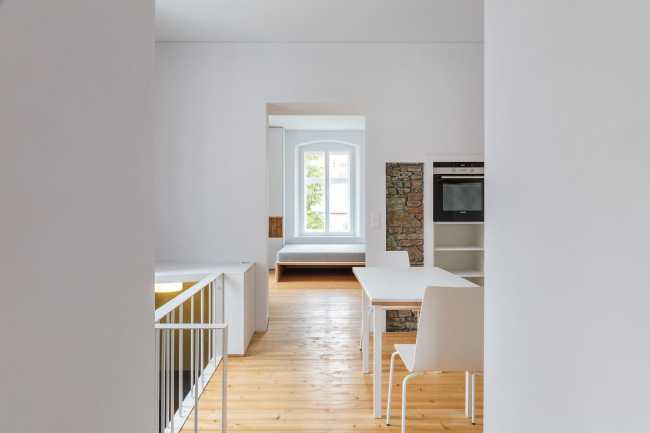 Interiores blancos modernos en una vivienda medieval