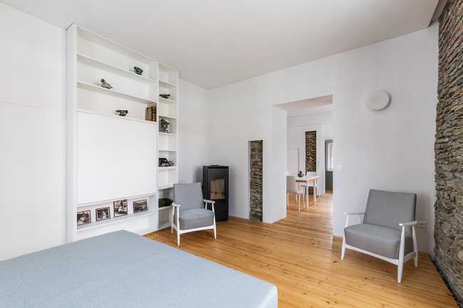 Dormitorio blanco con parquet