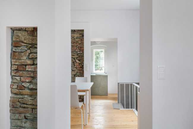 Pared de piedra y blanca con parquet