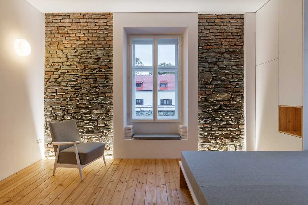 Interno appartamento in pietra e bianco