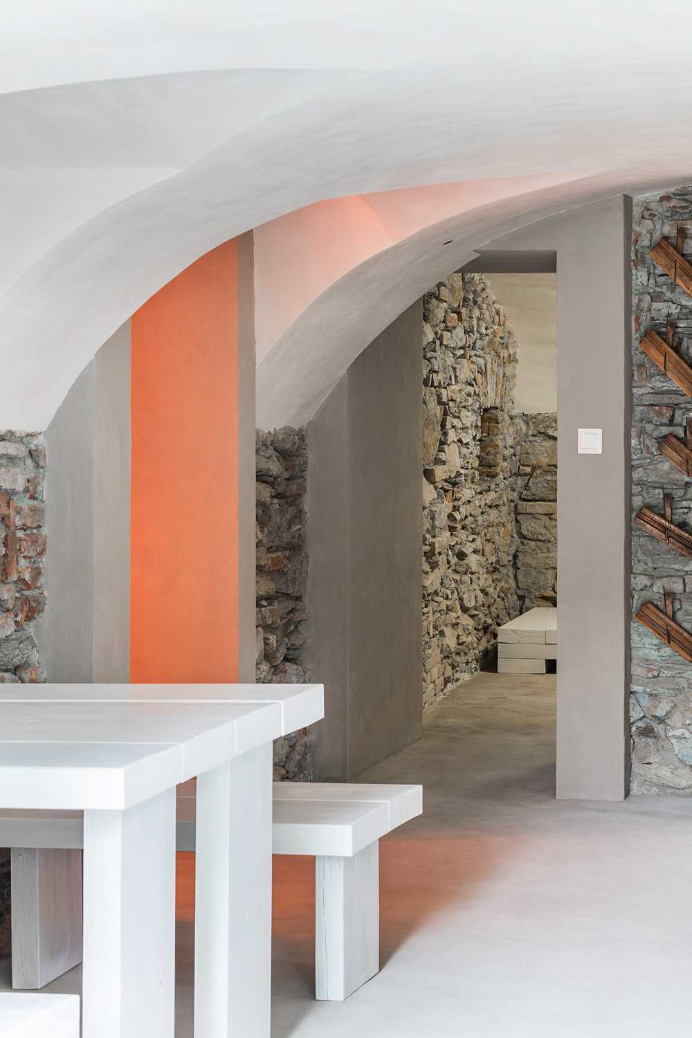 Interno appartamento in pietra e bianco