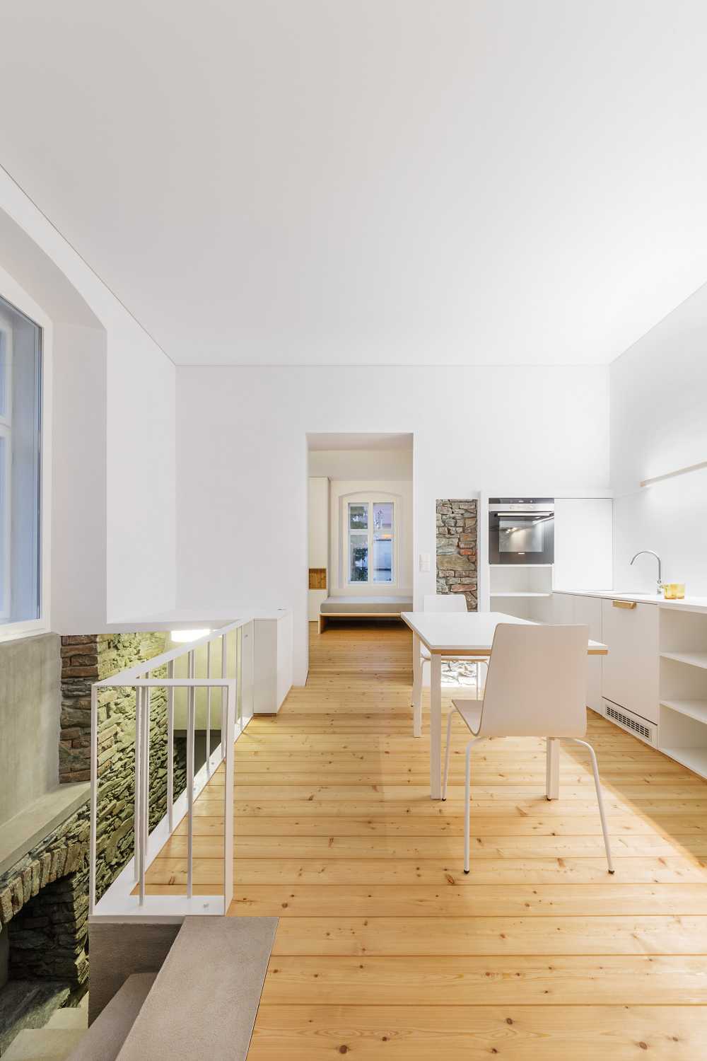 Interno appartamento in pietra e bianco