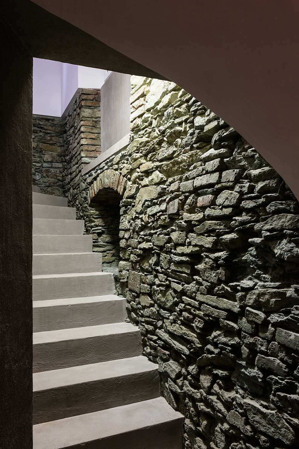 Interno appartamento in pietra e bianco