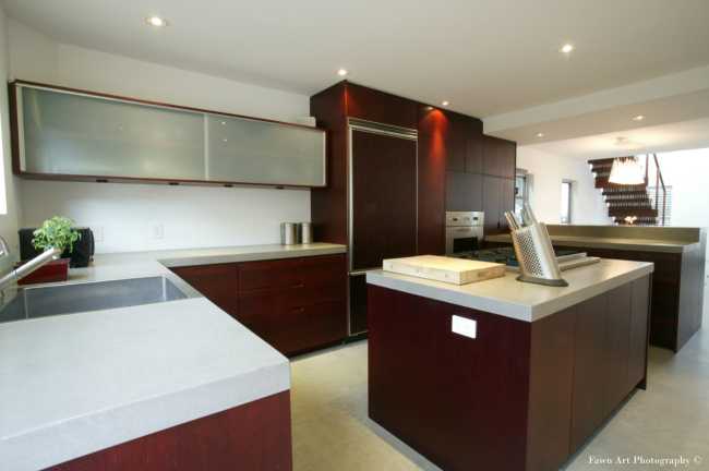 Cucina in legno e top bianco