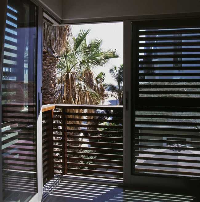 Listelli di legno come balaustra di un balcone