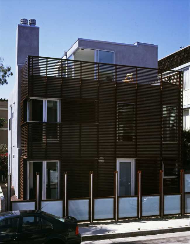 Facciata di un'abitazione con listelli in legno