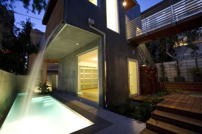 Piscina e cascata all'interno di un'abitazione