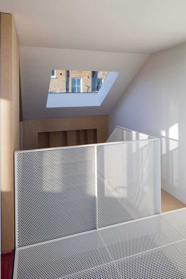 Balaustra y altillo en metal perforado