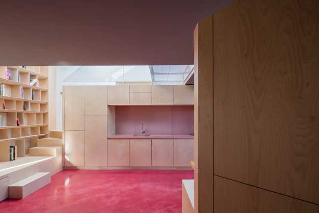 Interior con suelo rojo y muebles de madera