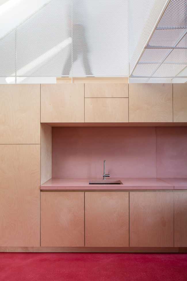 Cocina de madera y suelo rojo