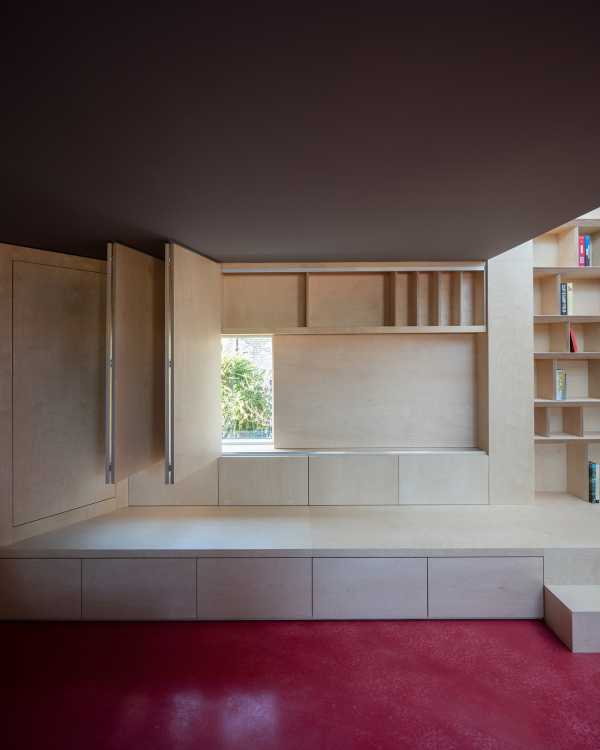 Suelo rojo y paredes con muebles de madera