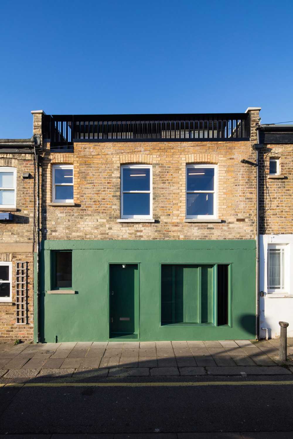 Facade brick and color co-habitable space