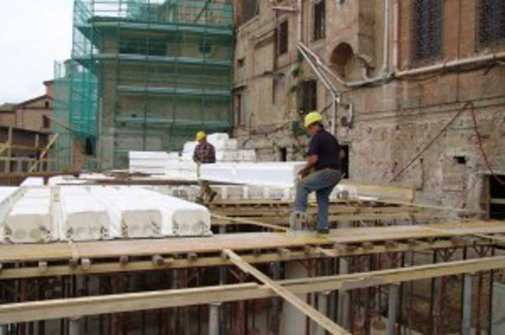 Cantiere Poliespanso posa in opera dei solai