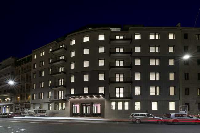 Edificio uffici illuminato di notte