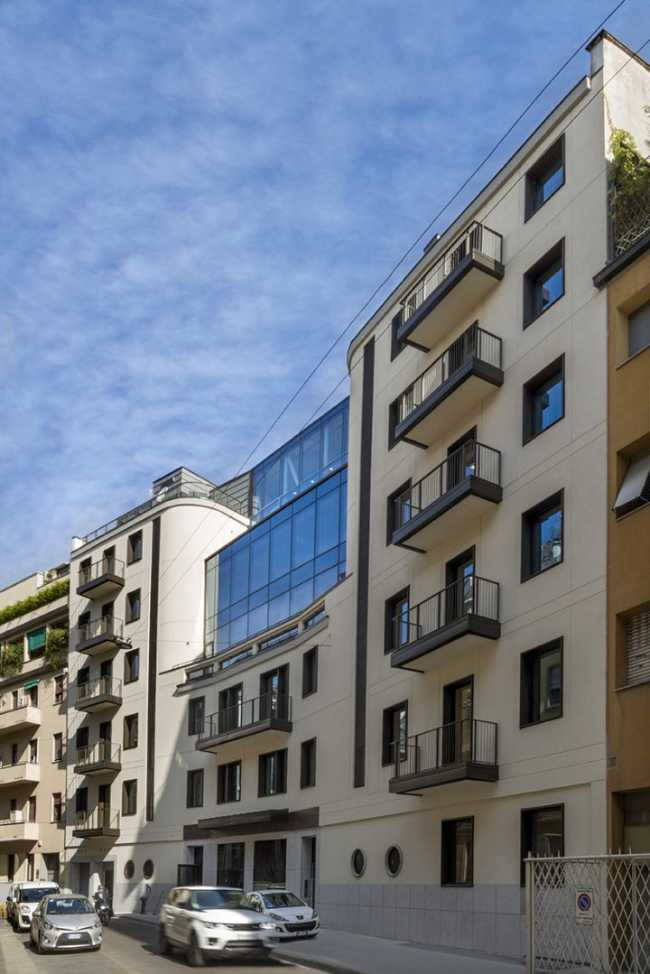 Edificio con vetrata agli ultimi piani