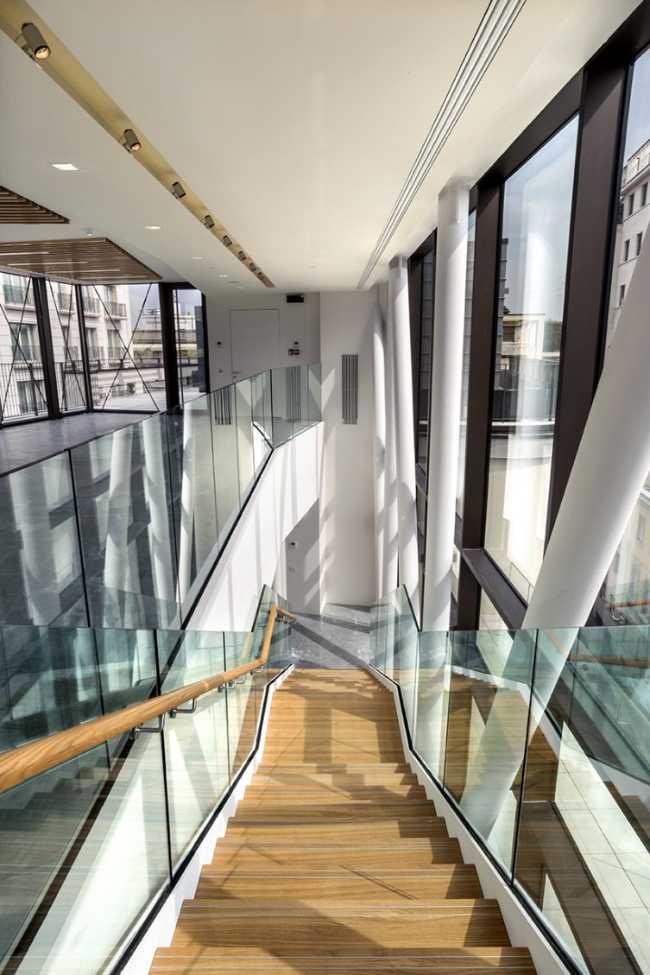 Scala interna in legno vetro e acciaio