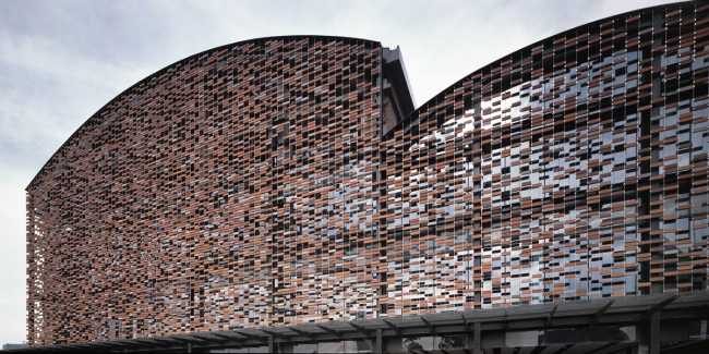 Fachada hecha de llenos y vacíos