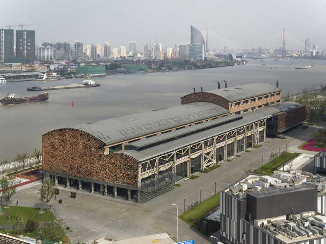 Vista desde arriba de un astillero sobre el agua