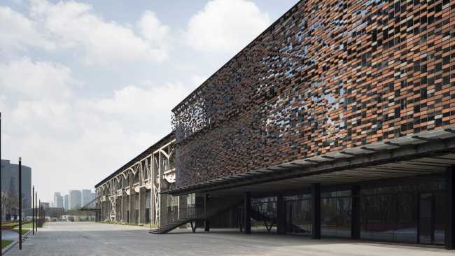 Juego de llenos y vacíos en la fachada