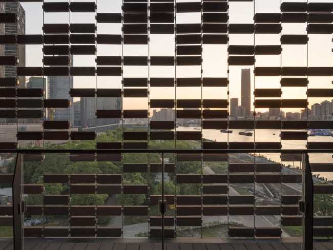 Juego de llenos y vacíos en fachada y vistas de la ciudad