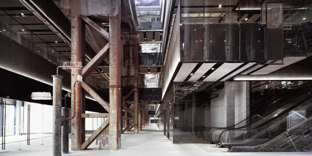 Facciata colorata di un cantiere navale