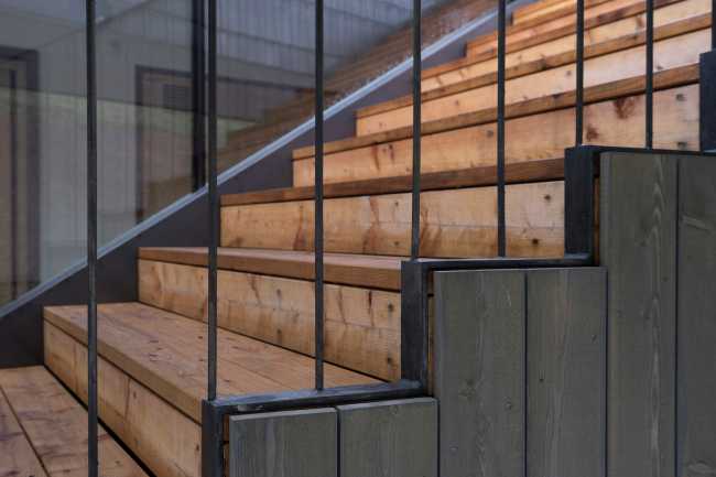 Escalera del cuerpo de la villa de madera con balaustra de metal