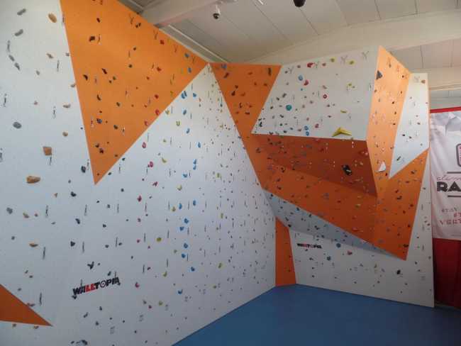 nullComfort indoor per una palestra per arrampicata colorata