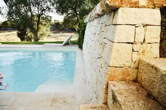 Piscina con muro di pietra
